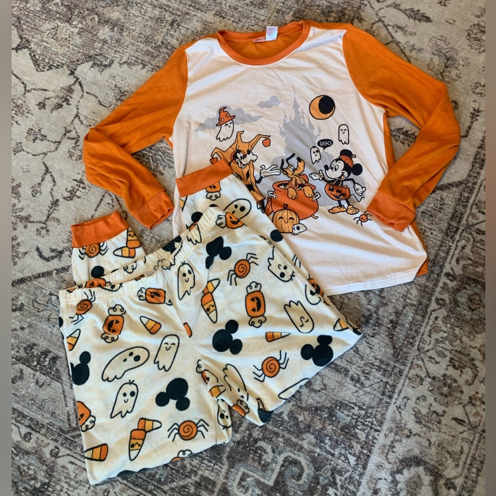 Disney women’s Halloween pajamas size medium